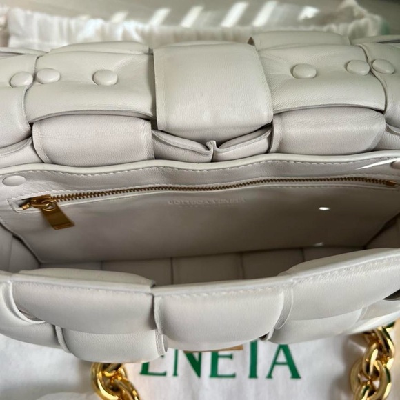 Bottega Veneta Chain Cassette Bag (in the color chalk) - Picture 2 of 4